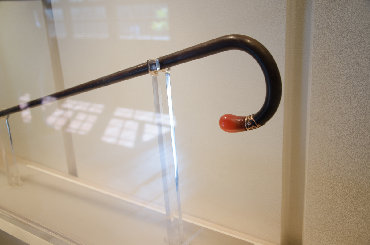 镶嵌宝石的拐杖