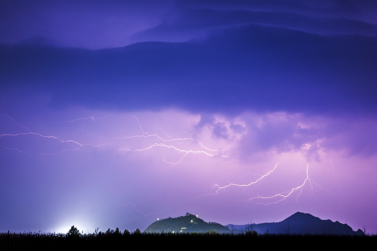 当影队遭受闪电冰雹袭击之时,我在远处的路边停车拍下了划破天空的