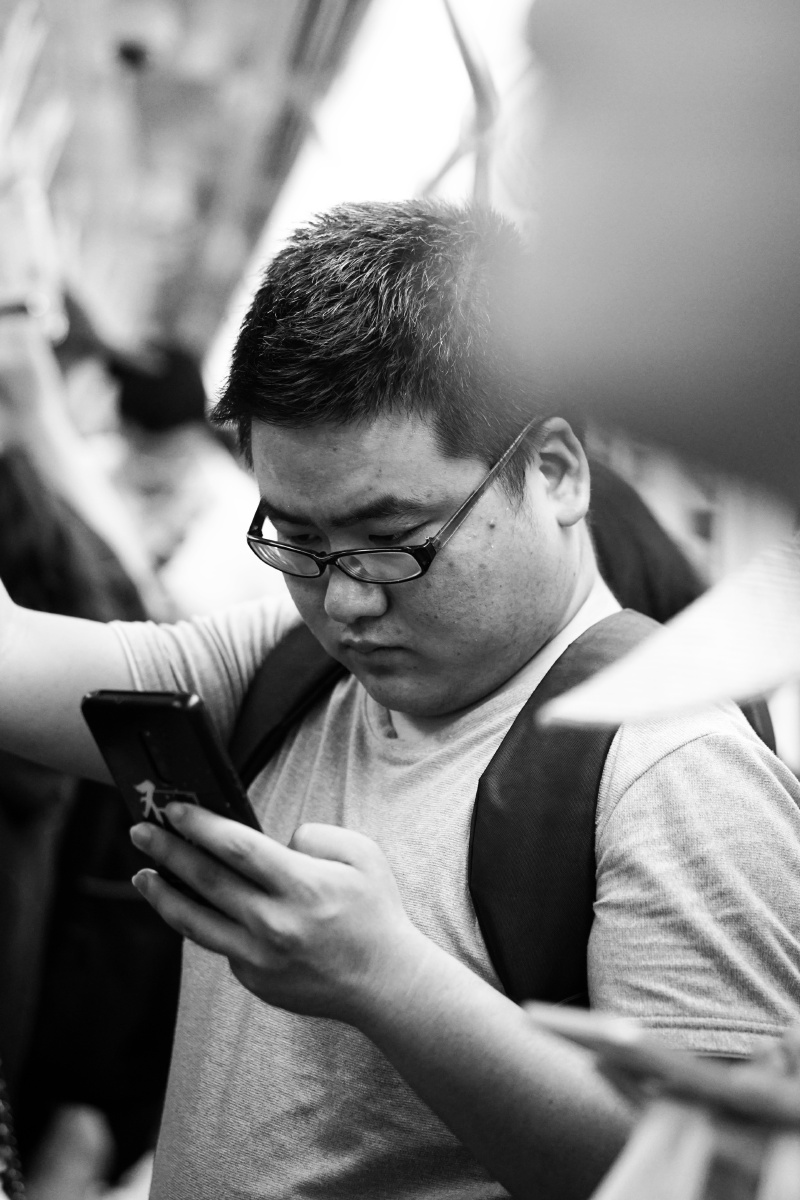 地铁里的低头族