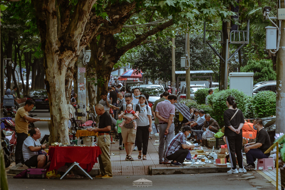 广场路见证宜昌最早的地摊经济90年代记得在我小时候父亲常带着我来