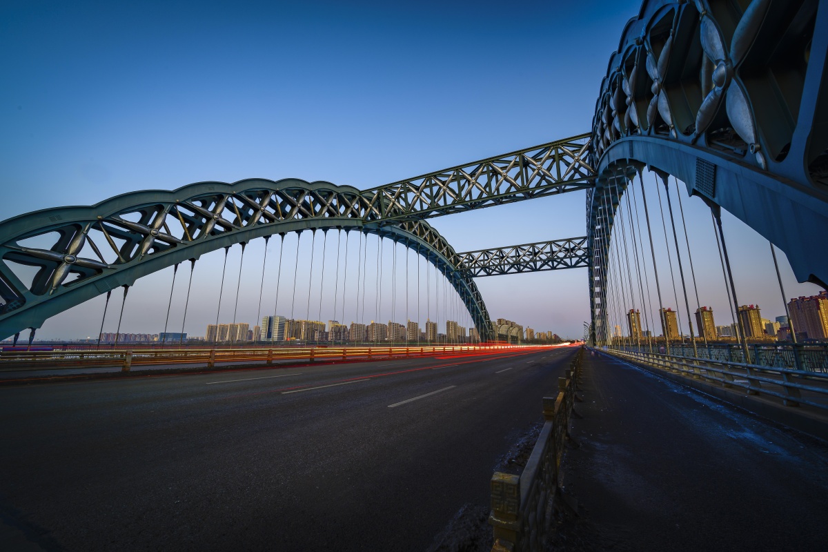 大同的桥北都桥最吸引人的莫过于采用了下承式钢桁架拱桥布局钢制拱架