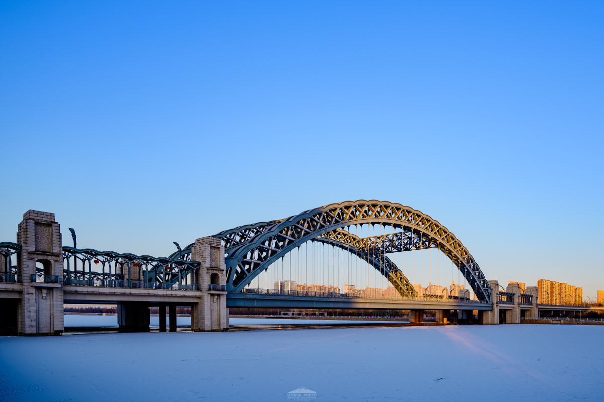 大同的桥北都桥最吸引人的莫过于采用了下承式钢桁架拱桥布局钢制拱架