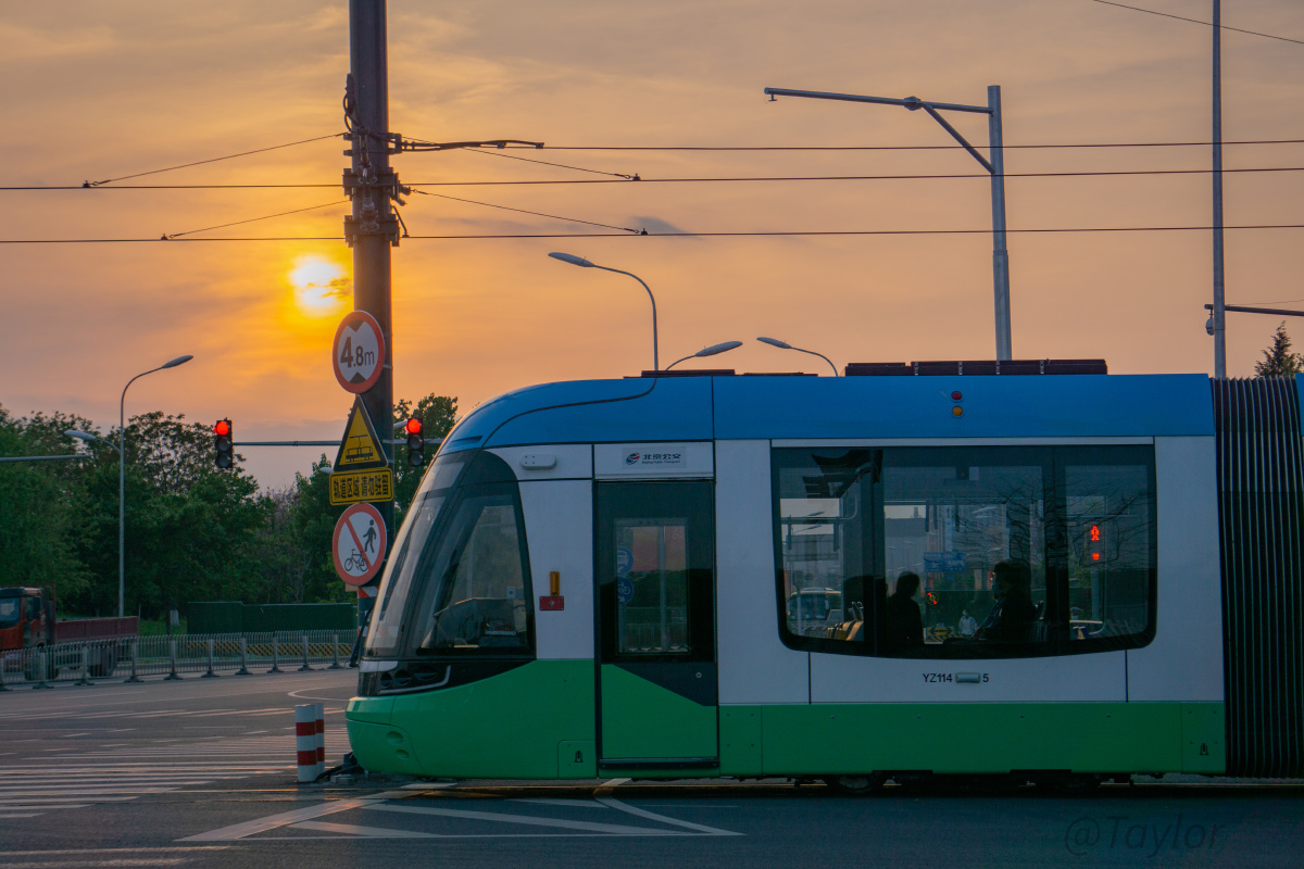 夕阳下的小电车