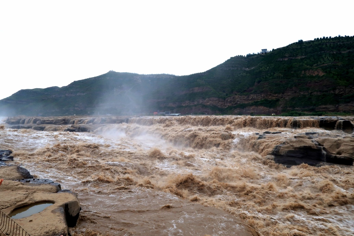 原本黄河流至壶口处河面宽度由300米骤降至50米今年水大水流下泄处有