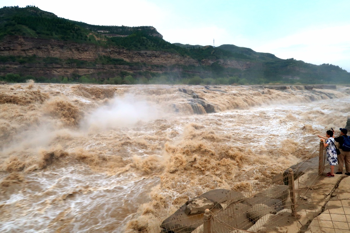 原本黄河流至壶口处河面宽度由300米骤降至50米今年水大水流下泄处有