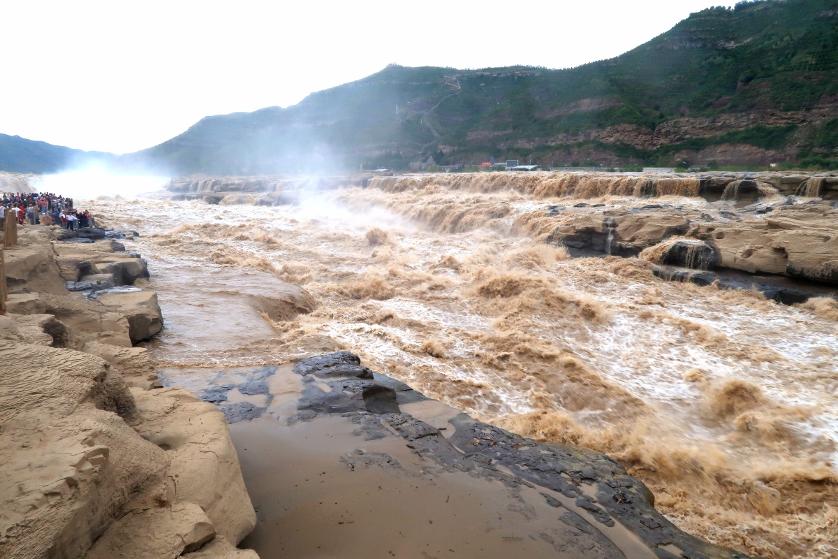 原本黄河流至壶口处河面宽度由300米骤降至50米今年水大水流下泄处有