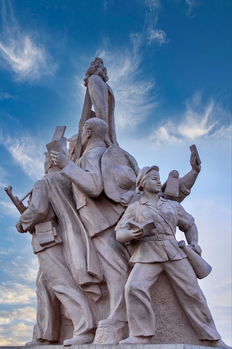 《南京长江大桥雕塑》环境背景处在万里长江的大桥之上,每天车水马龙