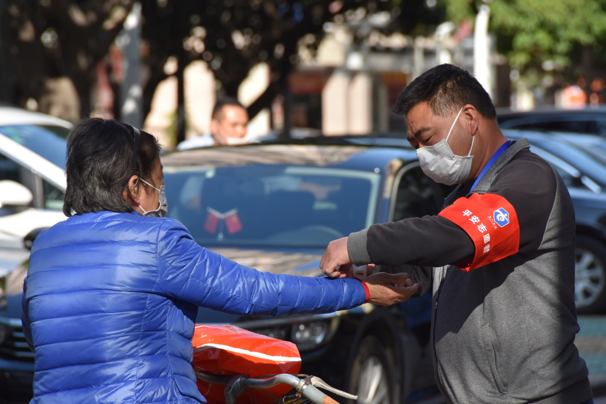 抗击疫情的小区保安