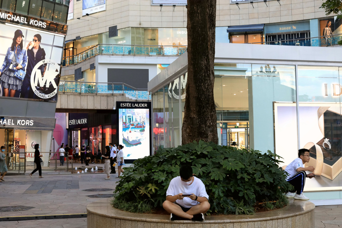 傍晚的闹市街头