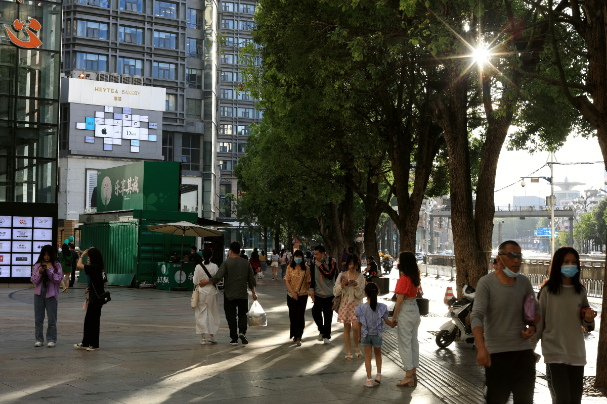 傍晚的闹市街头