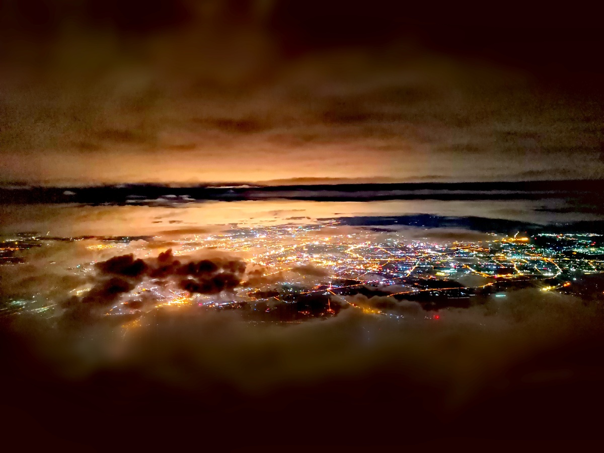 透过飞机窗口看世界