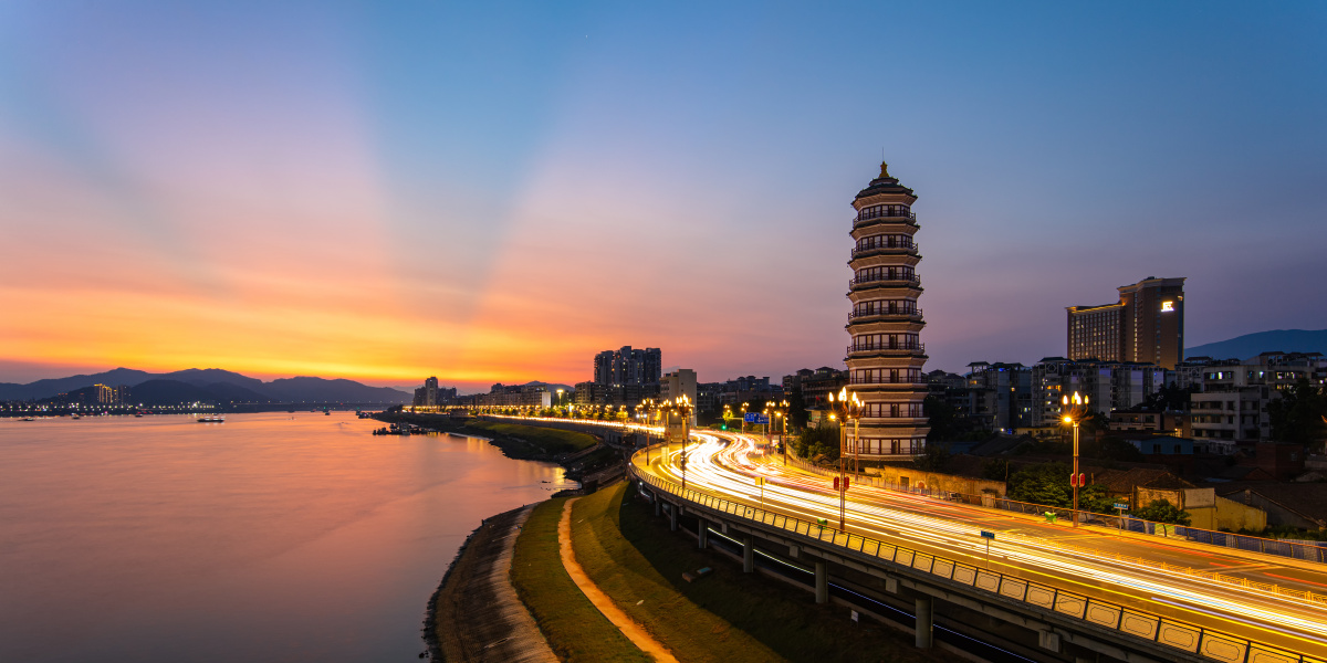 夕阳下的崇禧塔#崇禧塔位于广东省肇庆市西江岸上,建于明万历十年(158