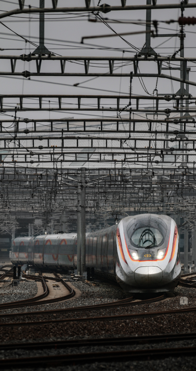 复兴号智能动车组驶出北京南站