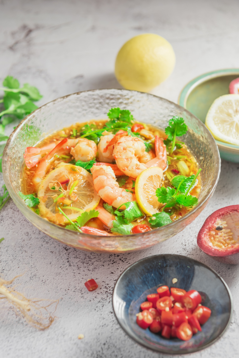 低脂低卡的健康美食百香果柠檬酸辣虾