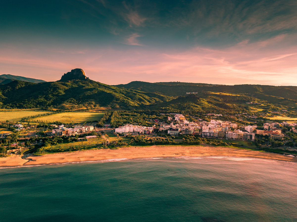 《俯瞰垦丁大尖山》:大尖山是台湾屏东县垦丁国家公园的最高峰,是垦丁