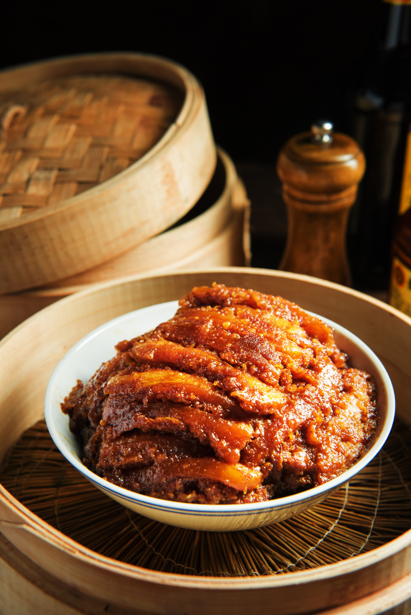 粉蒸肉:起源于江西,袁枚的《随园食单》中关于粉蒸肉的记载:"用精肥参