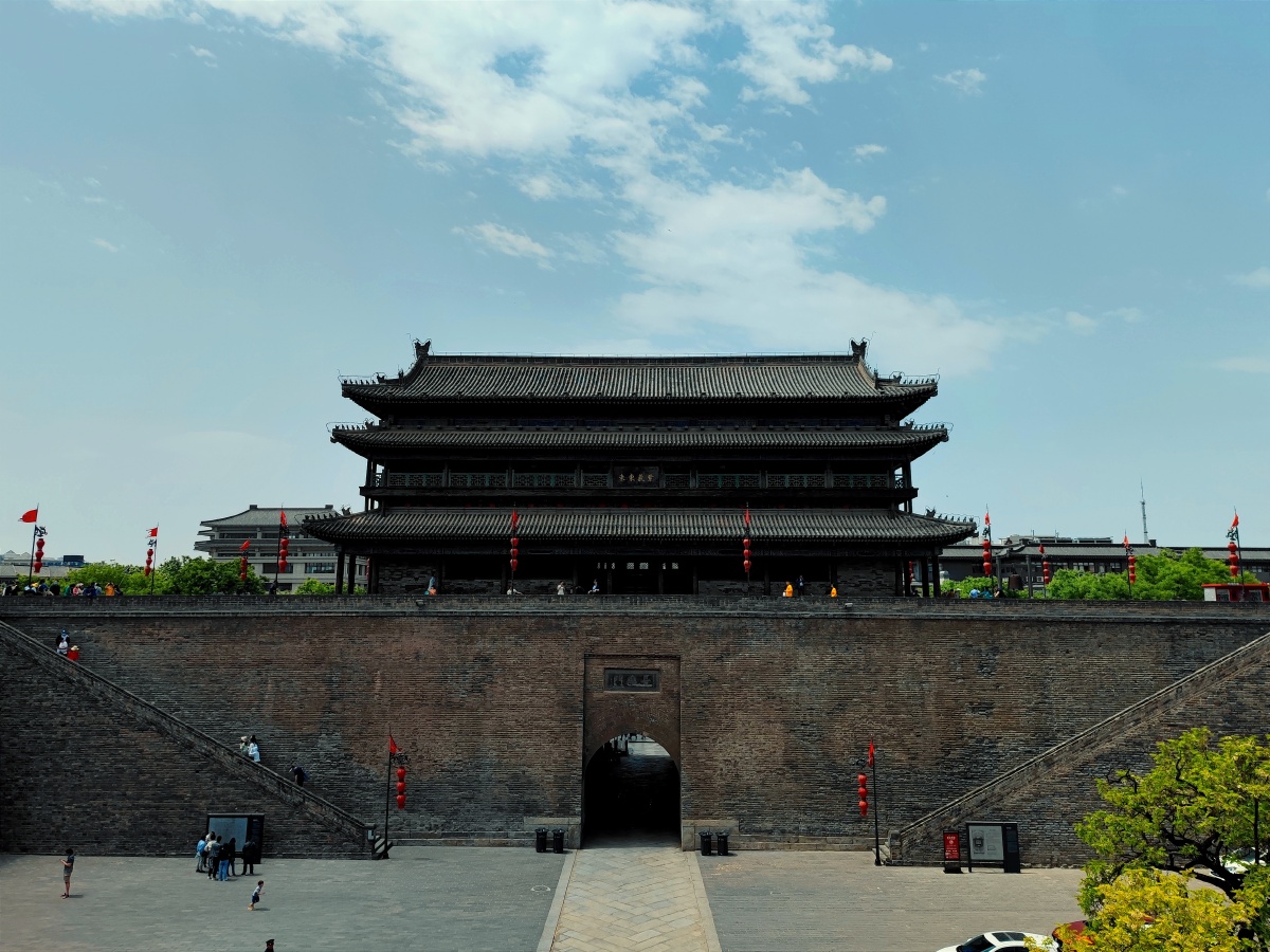 西安城墙上的春日景象