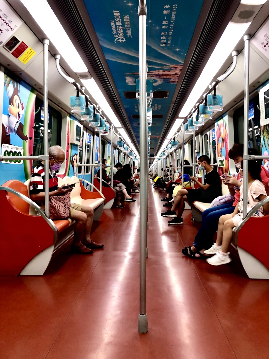 地铁车厢车厢装饰色彩人文纪实街拍