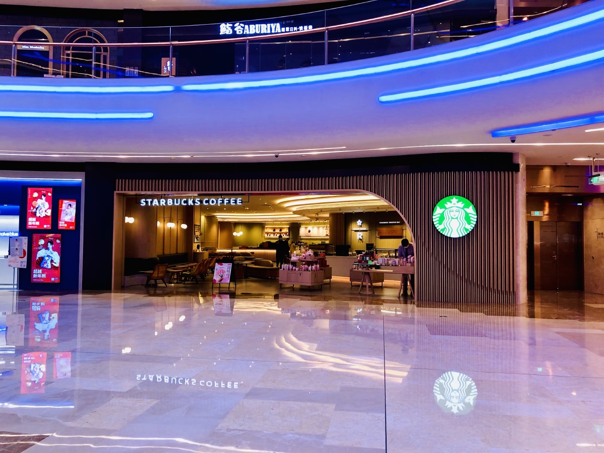 店铺星巴克咖啡店人装饰灯光色彩纪实街拍