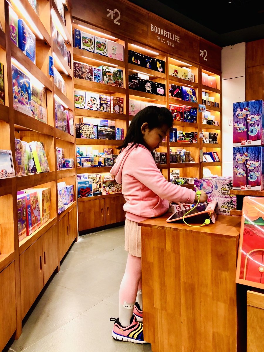 西西弗书店设计装饰色彩人文书店里的咖啡铺书儿童玩具纪实街拍