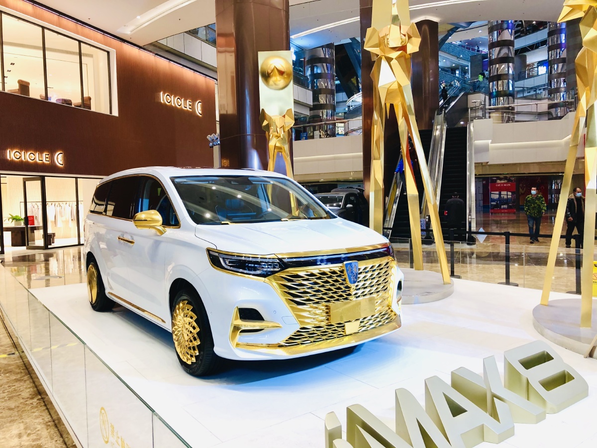 商场里的车展轿车摆放色彩纪实街拍