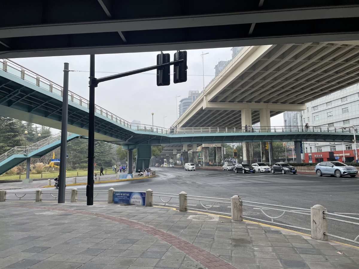 公路人行天桥高架桥在这里交相辉映城市规划建筑纪实街拍