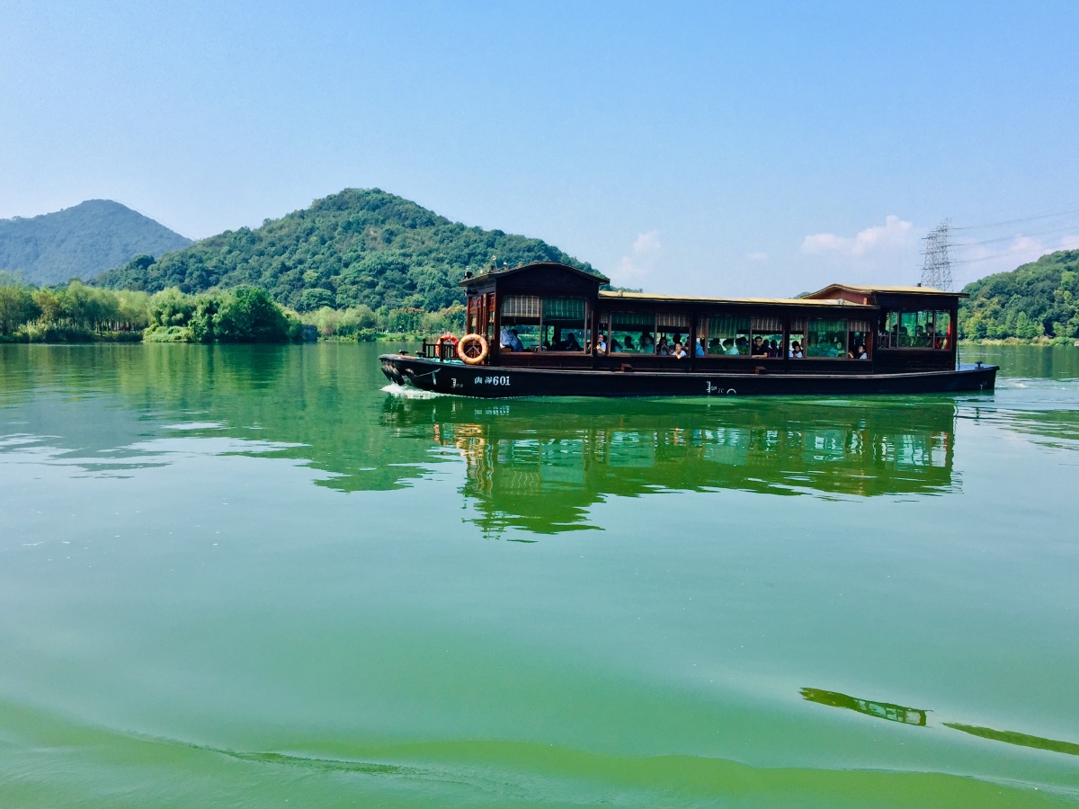 湘湖上的游船