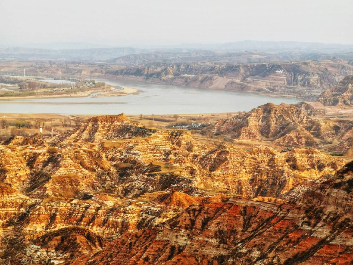 黄河岸边的丹霞地貌