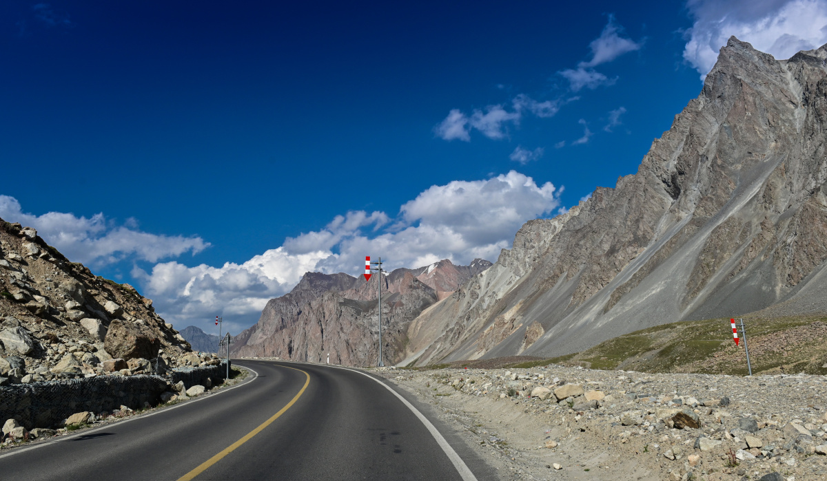 独库公路北段行摄,该公路今年才贯通,160多战士为修路献身.