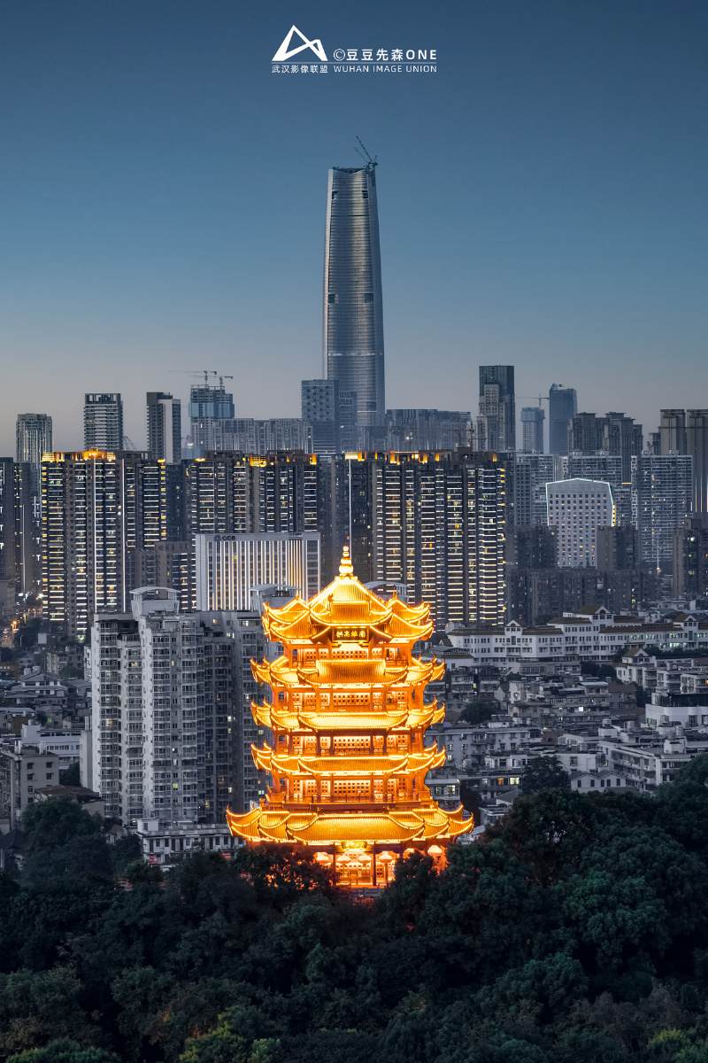 武汉绿地中心与黄鹤楼