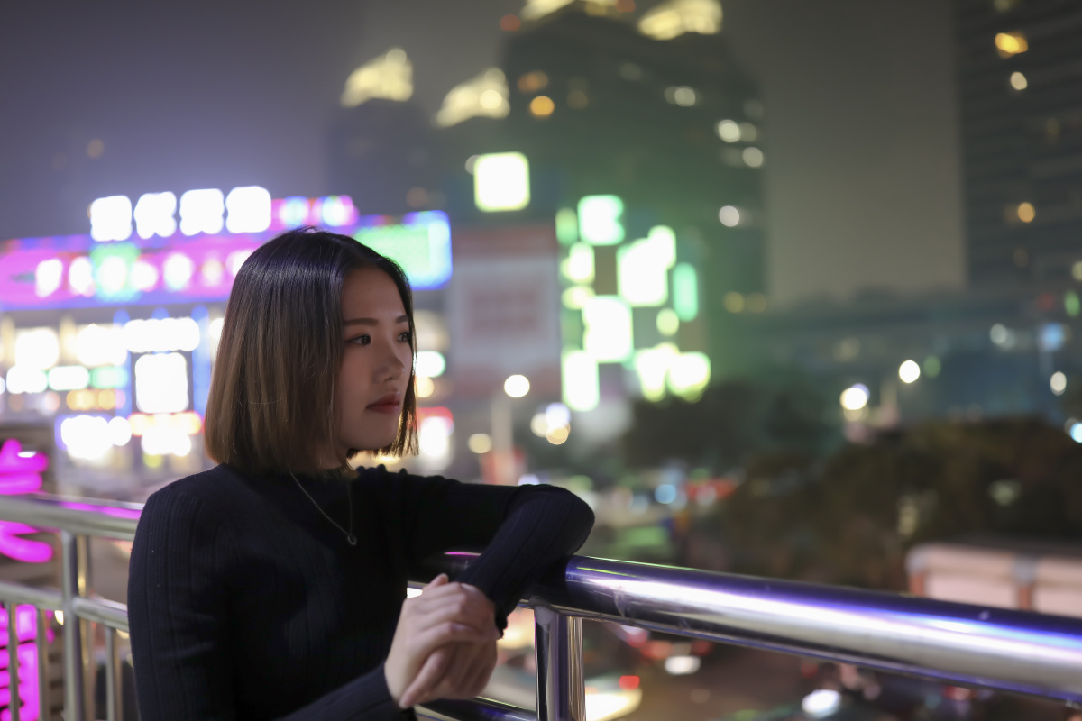 夜景 短发少女
