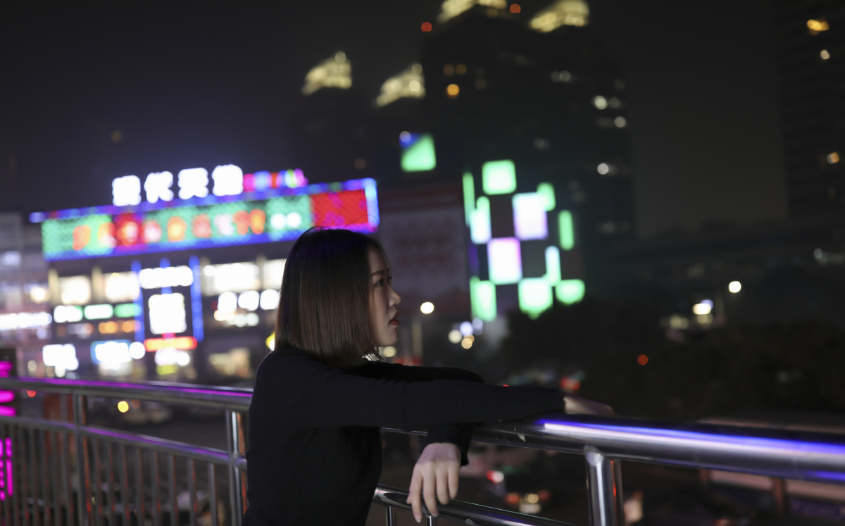 夜景 短发少女