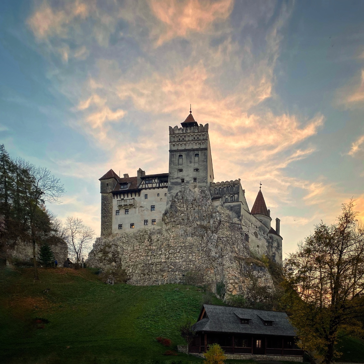 "吸血鬼城堡"也是著名的布朗城堡又称为德古拉堡,始建于1377年,具有