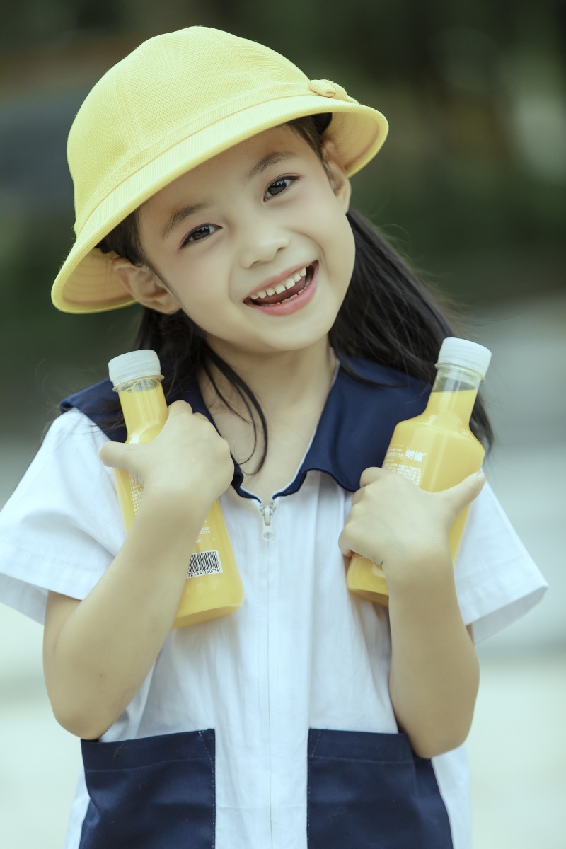 孩子的微笑,有时只需要给她来瓶果汁就可以啦