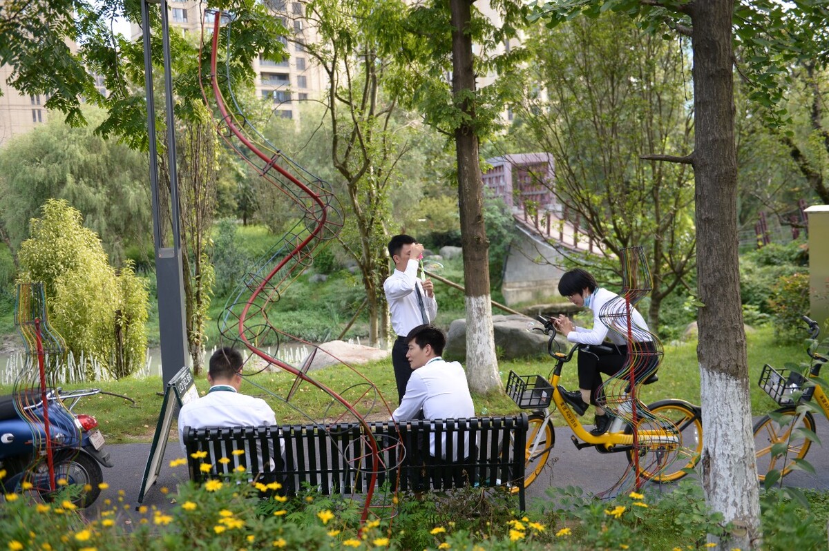成都某地产中介职员摆点宣传中