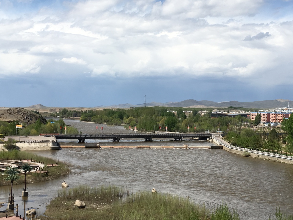 美丽的峡谷小城新疆阿勒泰富蕴县,额尔齐斯河穿城而过.