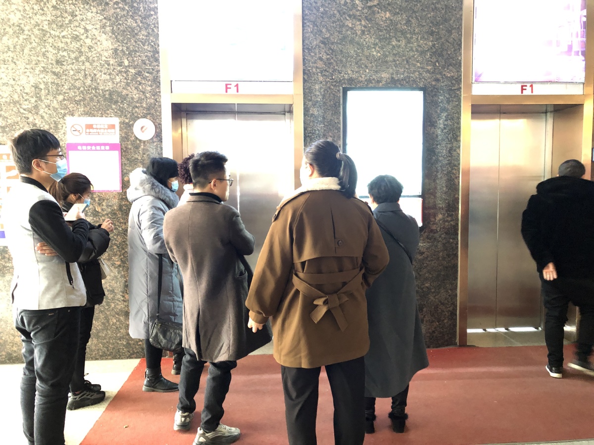 河南商丘商业购物中心在等电梯的顾客