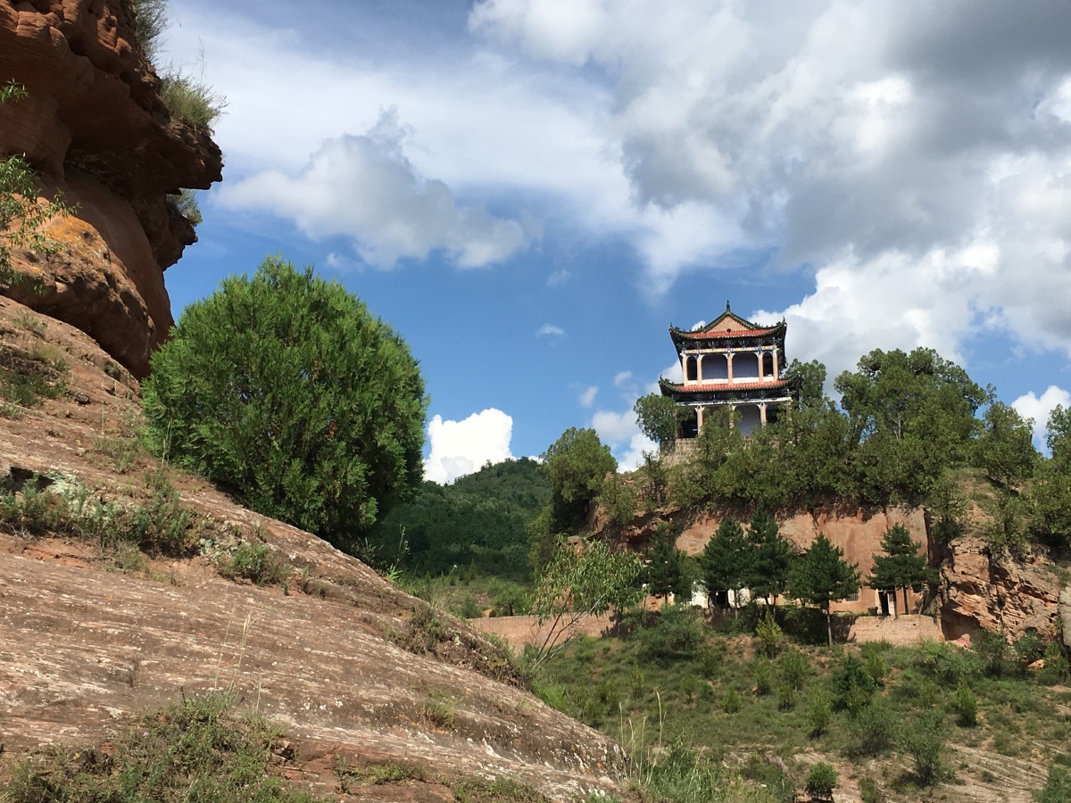 三台山位于陕西省延安市志丹县风景宜人山势陡峭如今这里已荒废成为无