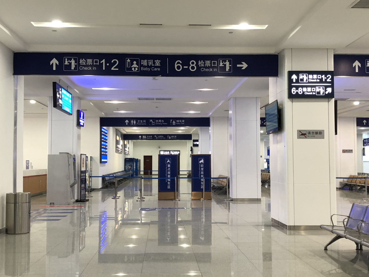 火车站内部候车厅成都西站