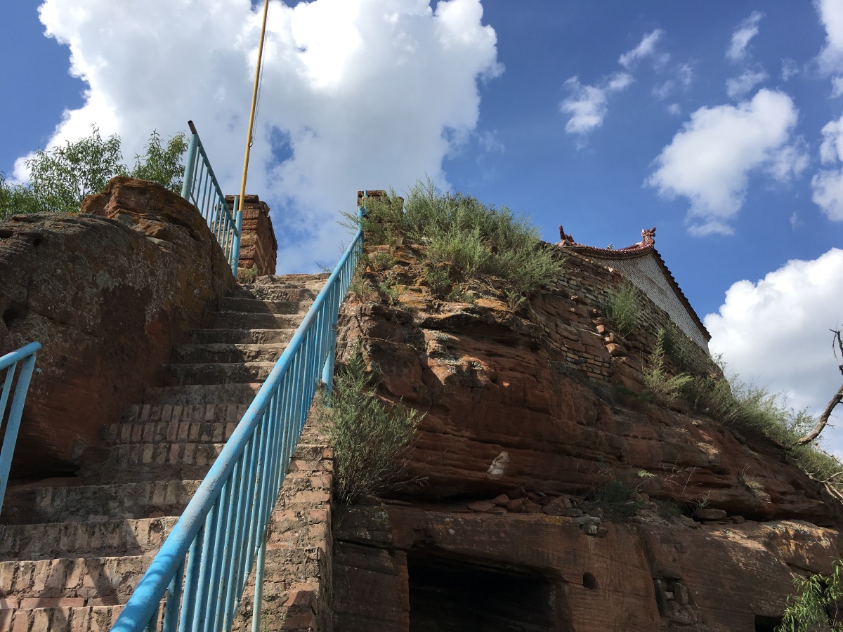 三台山位于陕西省延安市志丹县风景宜人山势陡峭如今这里已荒废成为无