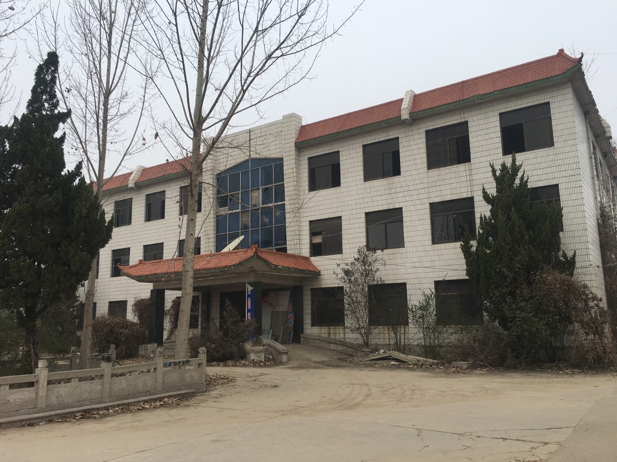 城乡交通的便利条件竟然让农村乡镇更加空心化山东郓城第三中学荒废多