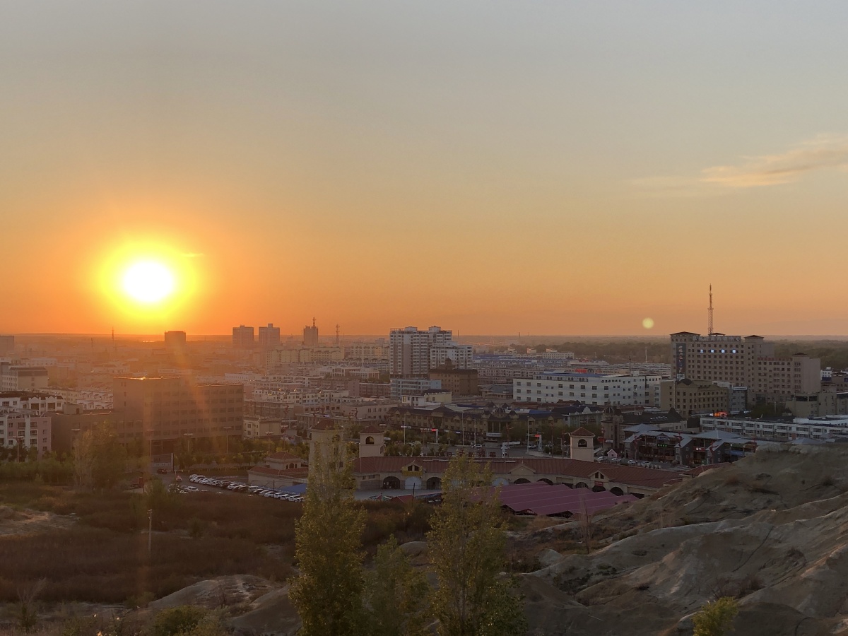 最后一尺阳光晚上九点二十分的新疆阿勒泰北屯市这个时候中国大部分