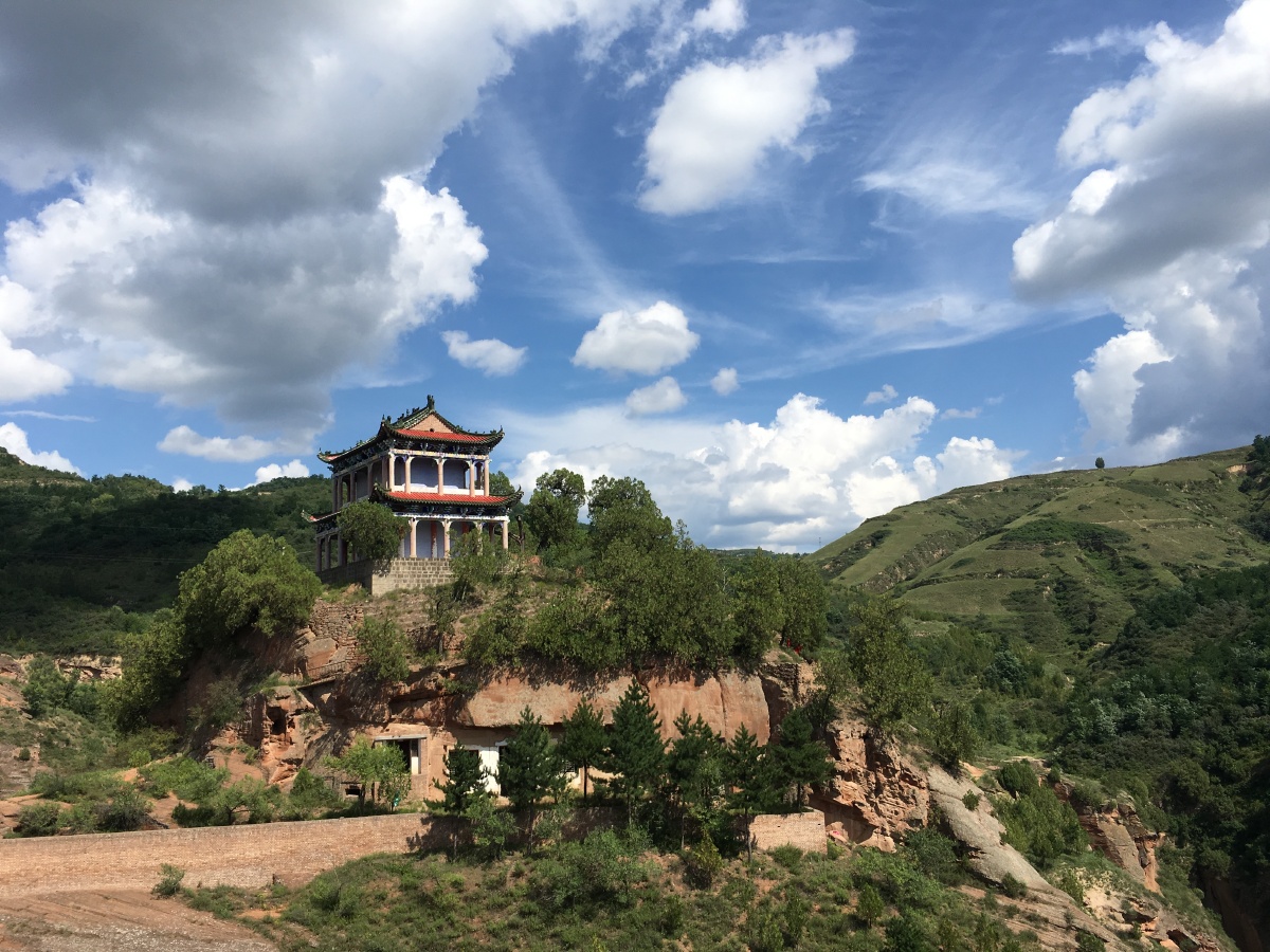 三台山,位于陕西省延安市志丹县,风景宜人,山势陡峭.如今这里已荒废,