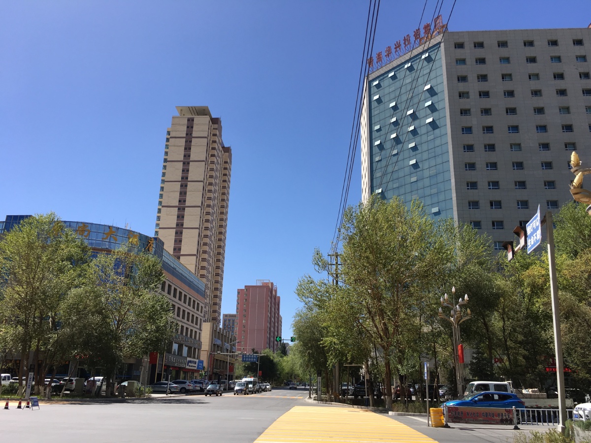 青海格尔木市区绿树成荫堪称高原绿城