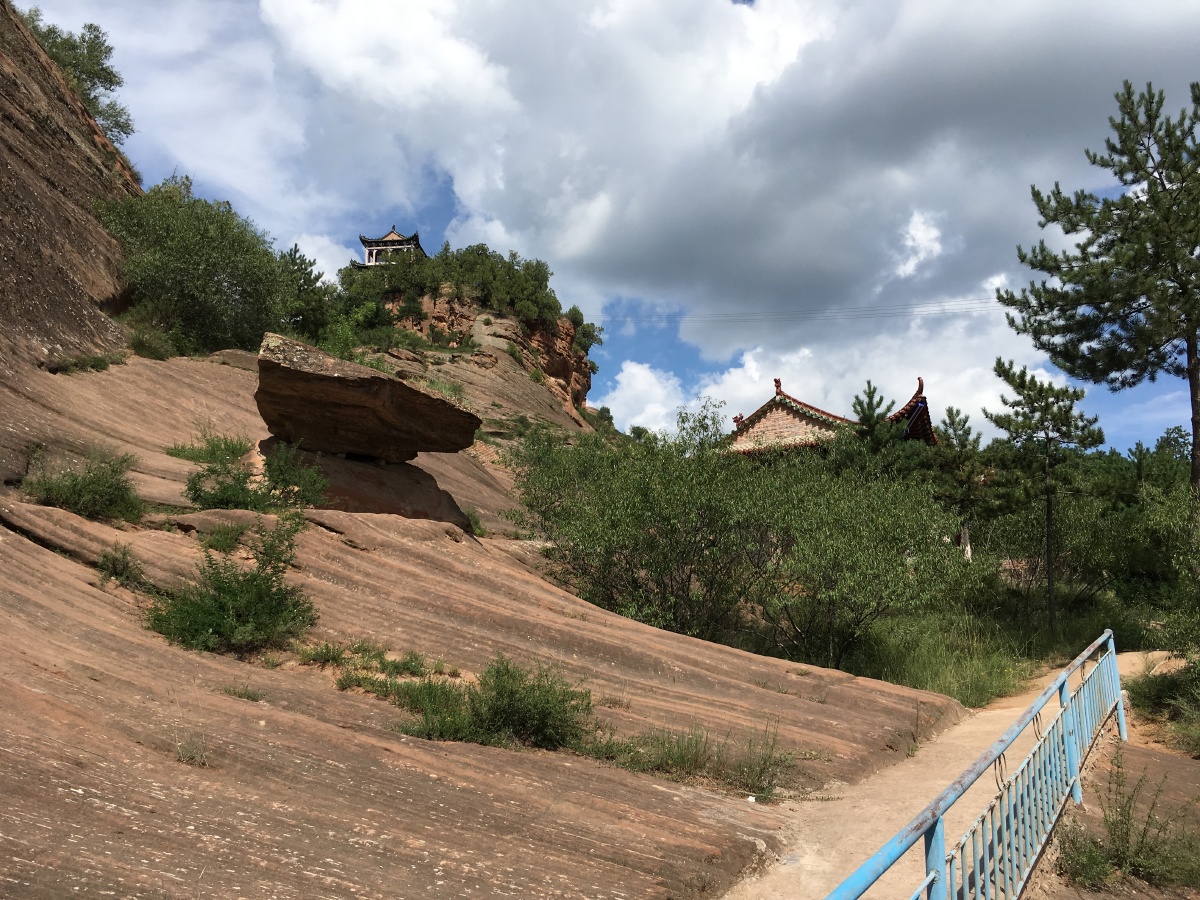 三台山位于陕西省延安市志丹县风景宜人山势陡峭如今这里已荒废成为无