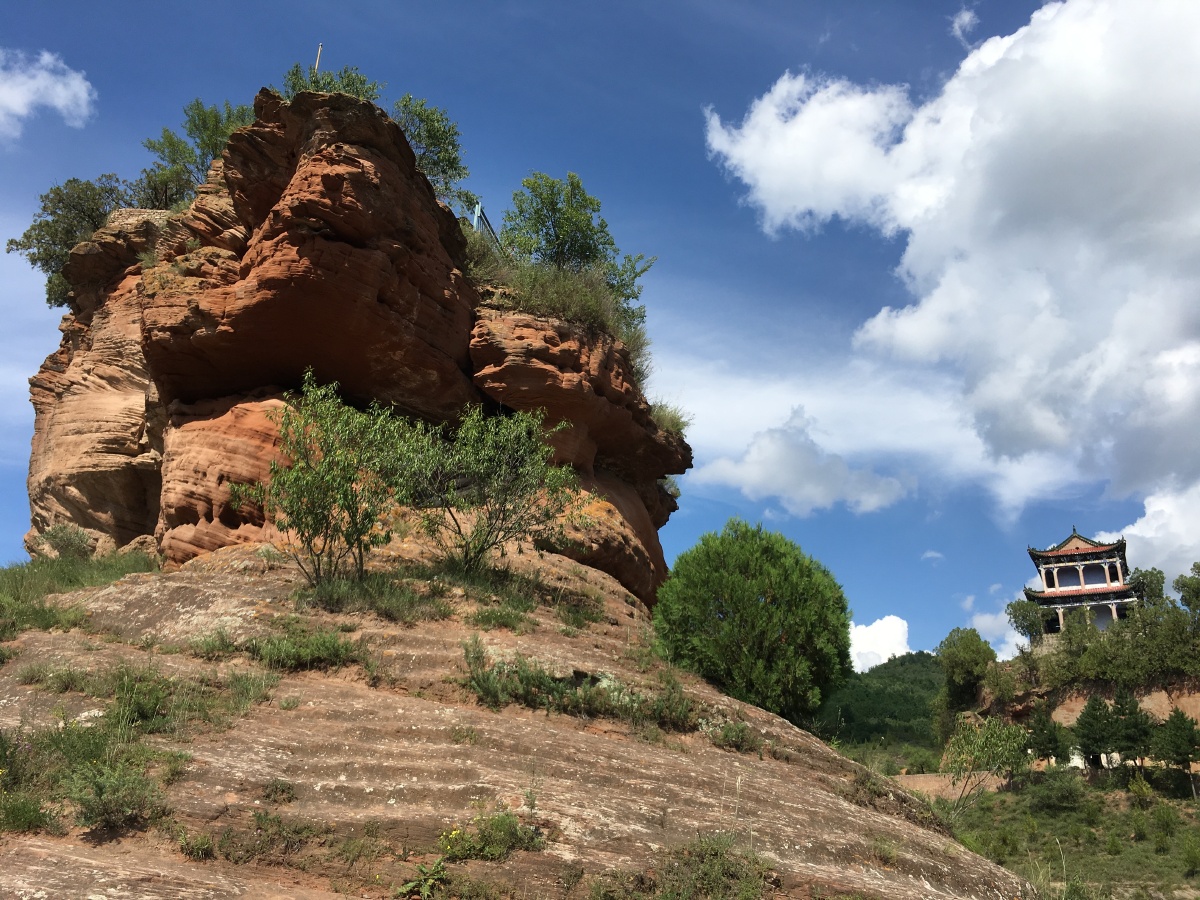 三台山位于陕西省延安市志丹县风景宜人山势陡峭如今这里已荒废成为无