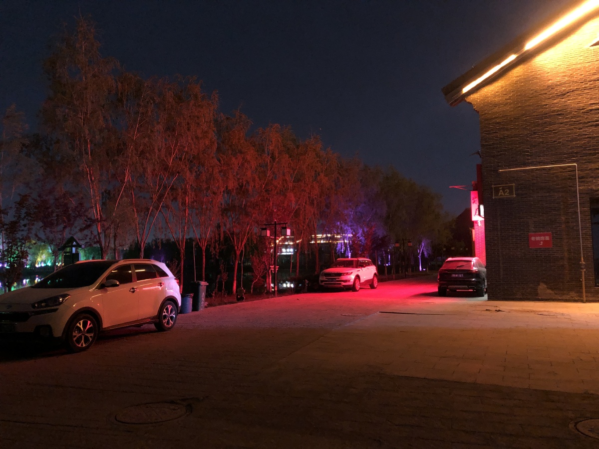 霓虹灯下幽静的小镇街道宁夏中卫沙坡头水镇