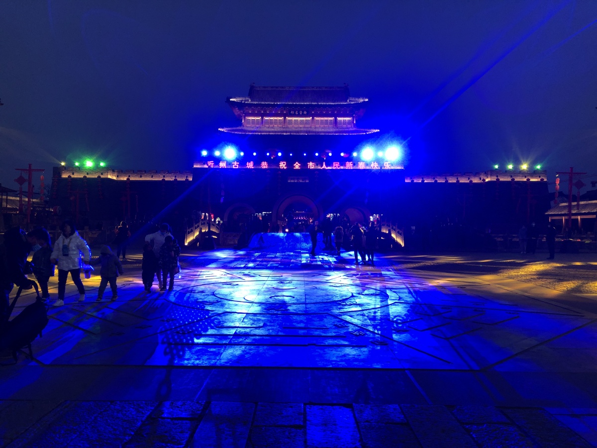 山东临沂市夜晚沂州古城城门楼灯光秀