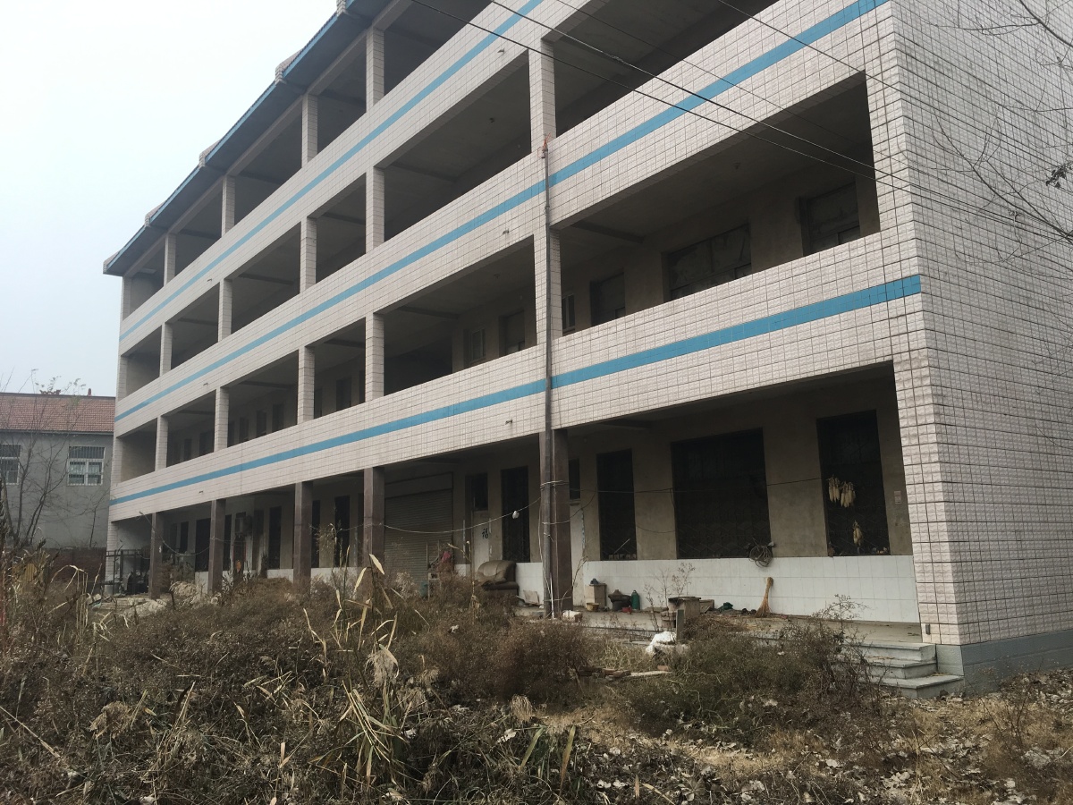 城乡交通的便利条件竟然让农村乡镇更加空心化山东郓城第三中学荒废多