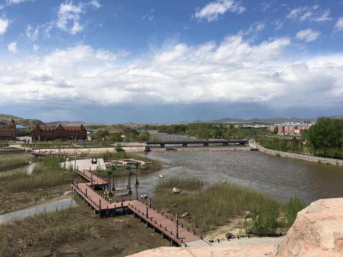 美丽的峡谷小城新疆阿勒泰富蕴县,额尔齐斯河穿城而过.